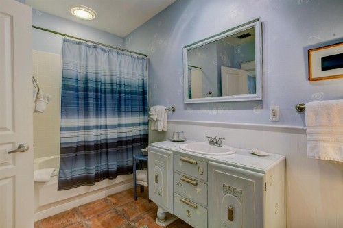Anchor Inn NSB Bed and Breakfast - image 4
