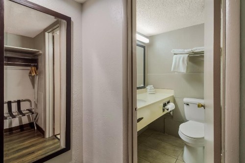 Econo Lodge New Stanton I-70 - image 24