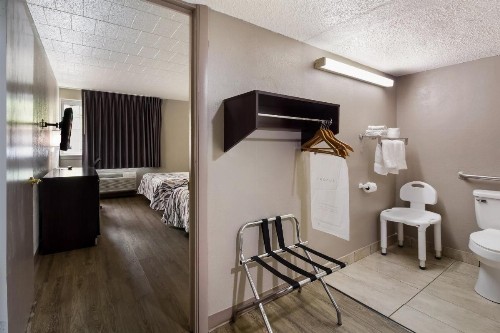Econo Lodge New Stanton I-70 - image 30