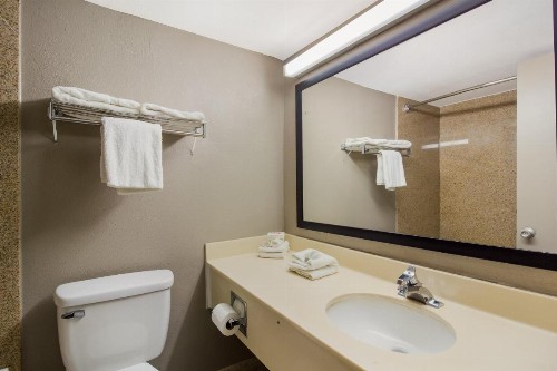 Econo Lodge New Stanton I-70 - image 31