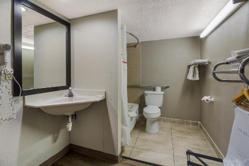 Econo Lodge New Stanton I-70 - image 34