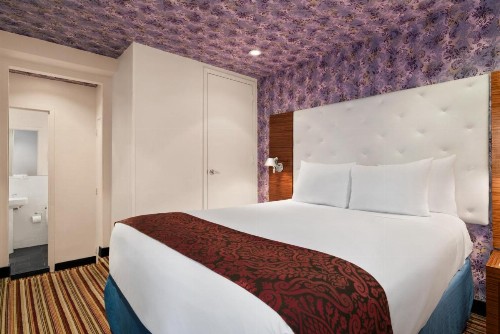 Night Hotel Broadway - image 7