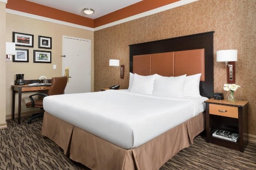 The Hotel at Fifth Avenue - image 2