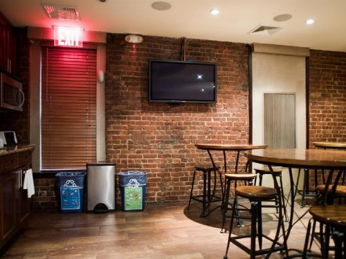 Broadway Hotel & Hostel - image 9