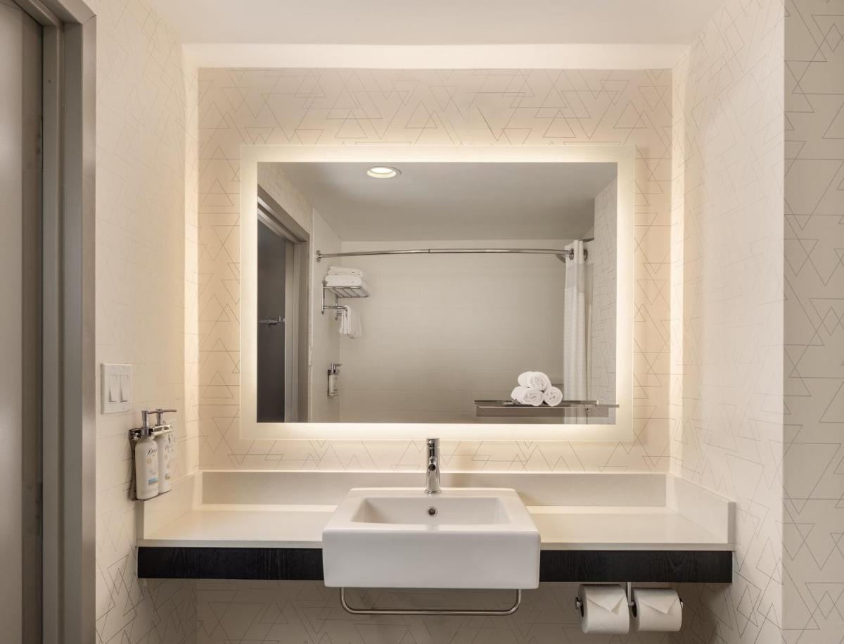 Holiday Inn Express New York City Chelsea an IHG Hotel - image 3