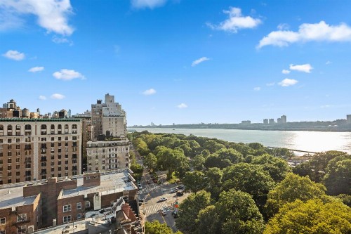 Riverside Tower Hotel - image 1