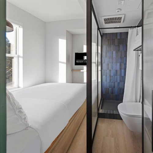 Riverside Tower Hotel - image 41