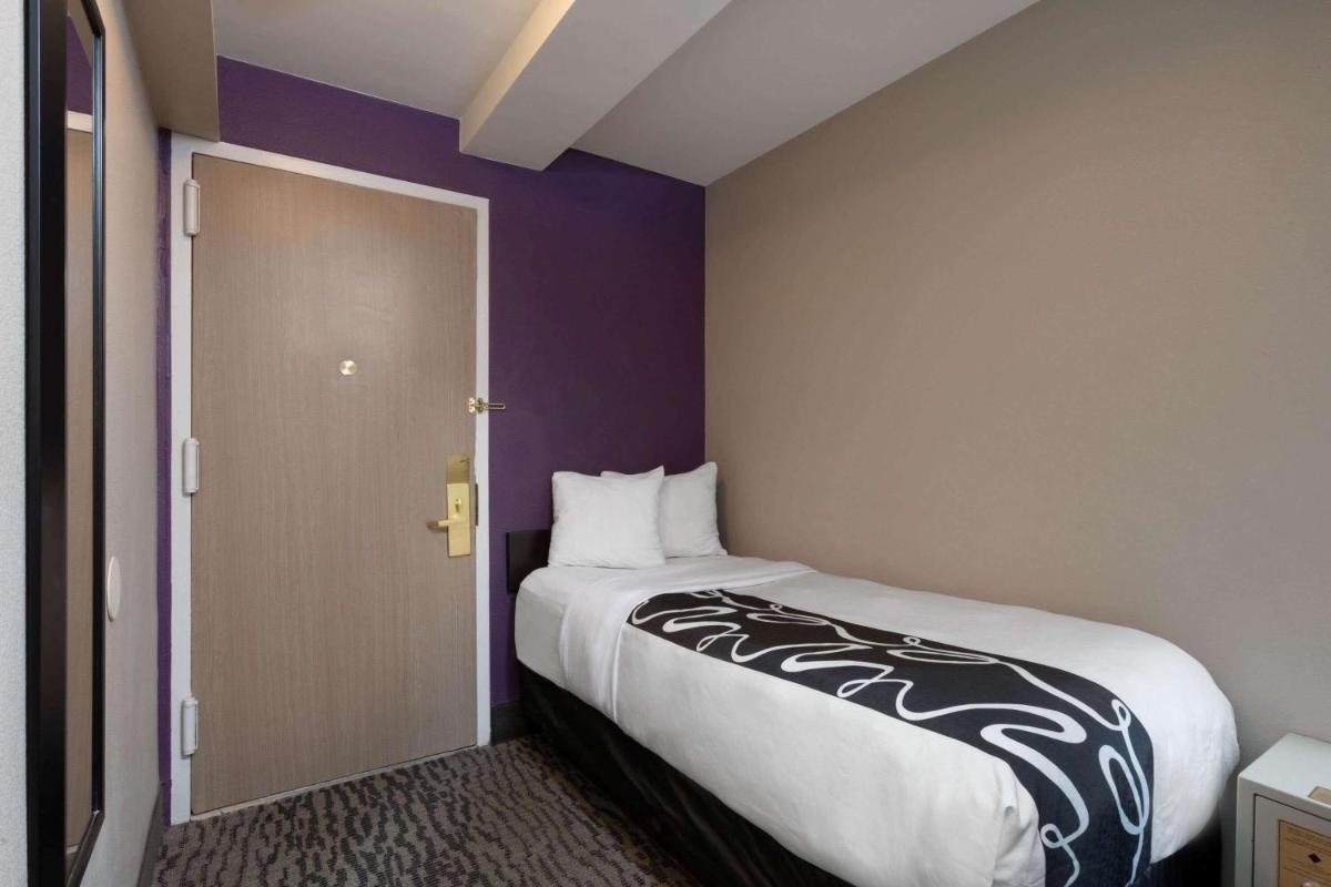 La Quinta by Wyndham New York City Central Park - image 6