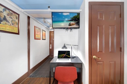 Chelsea Pines Inn - image 43