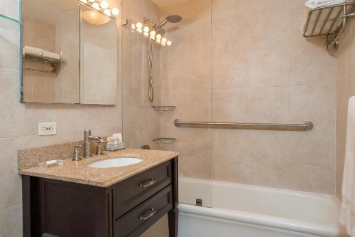 Lombardy Hotel - image 34