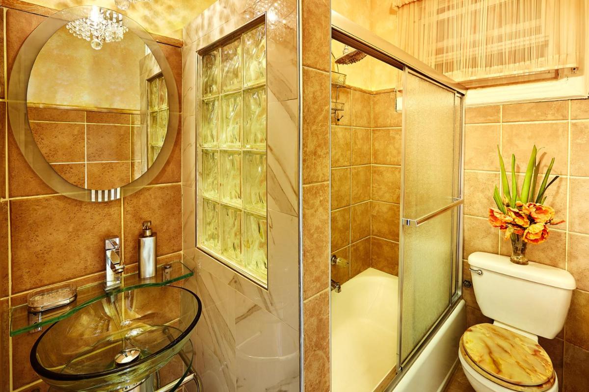 The International Cozy Inn - image 7