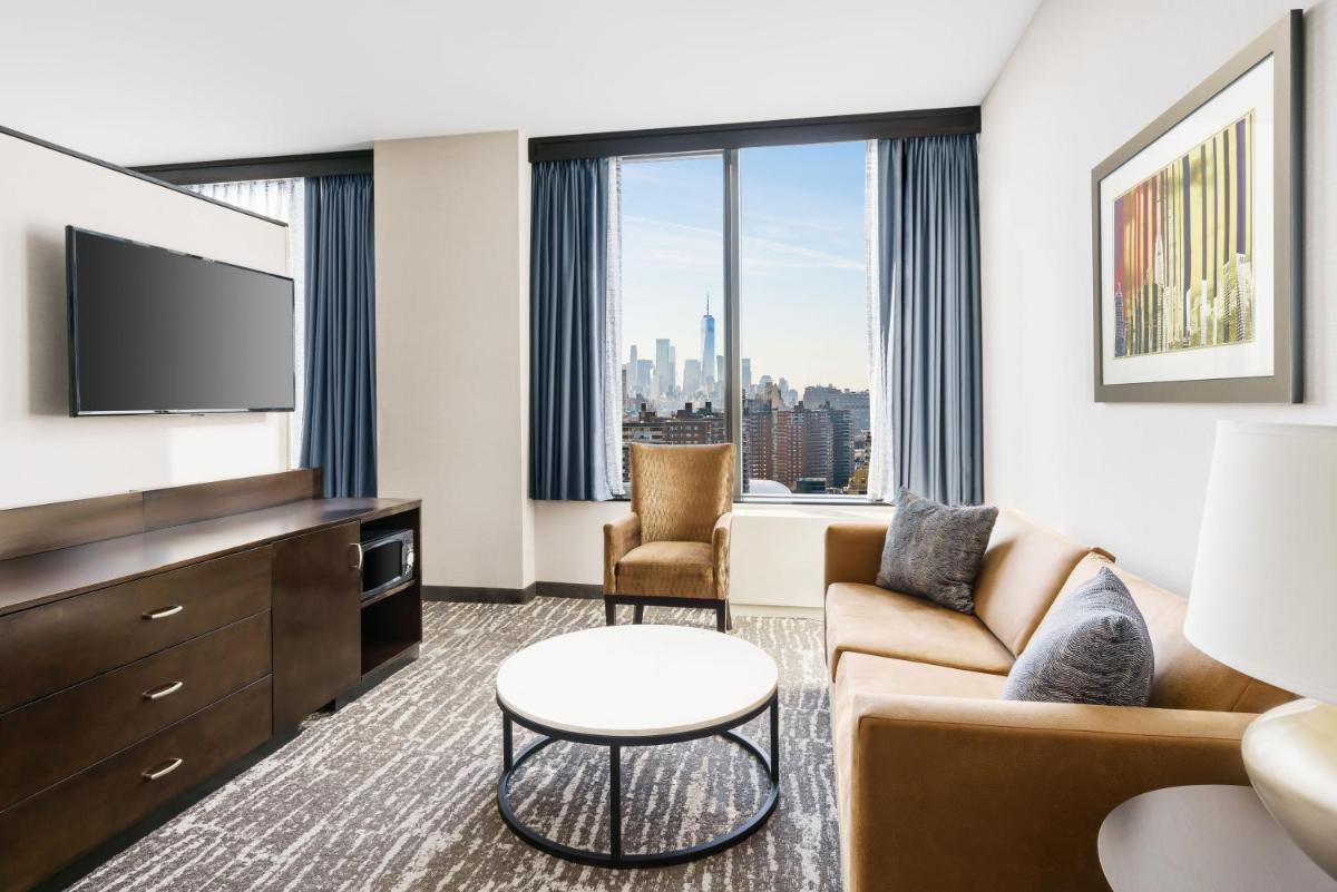 Fairfield Inn & Suites by Marriott New York Midtown Manhattan/Penn Station - image 2