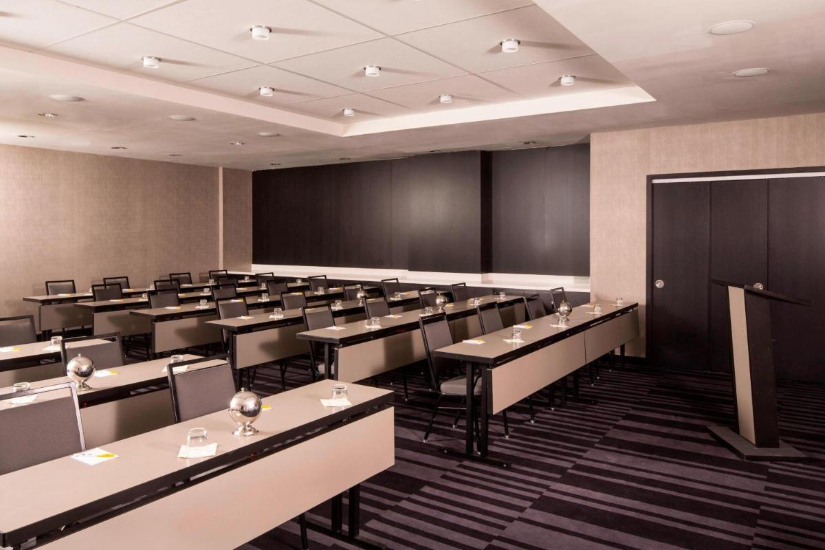 Residence Inn by Marriott New York Manhattan/Central Park - image 4