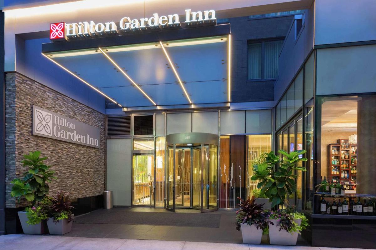 Hilton Garden Inn Central Park South - image 2