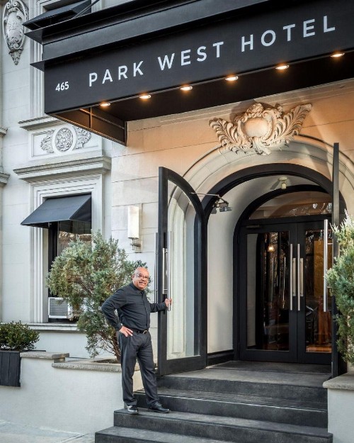 Park West Hotel - image 4