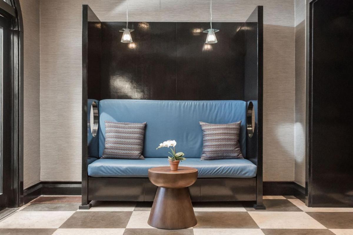 Park West Hotel - image 6