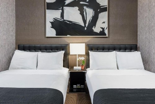 Park West Hotel - image 7
