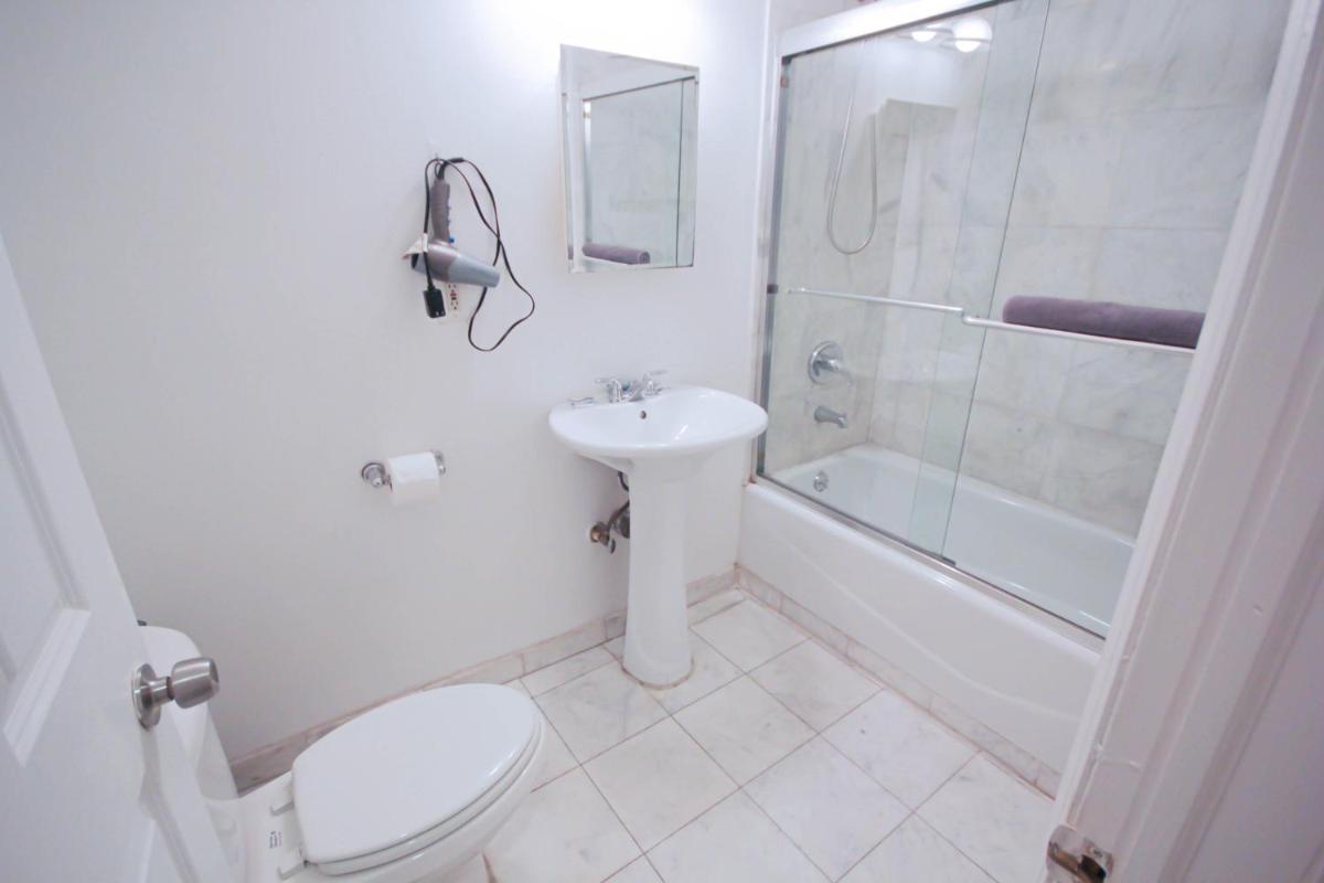 Studio Plus - One-Bedroom APT - image 5