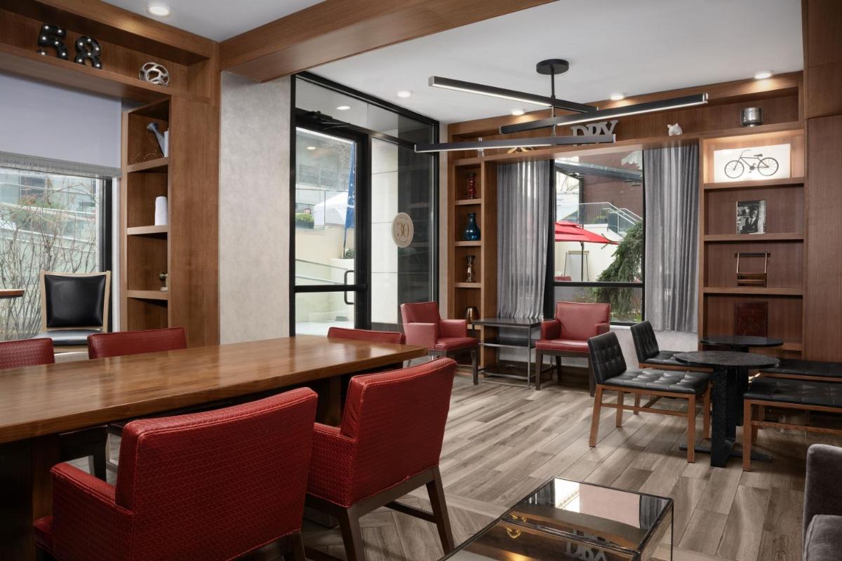 Fairfield Inn & Suites by Marriott New York Manhattan/Central Park - image 4