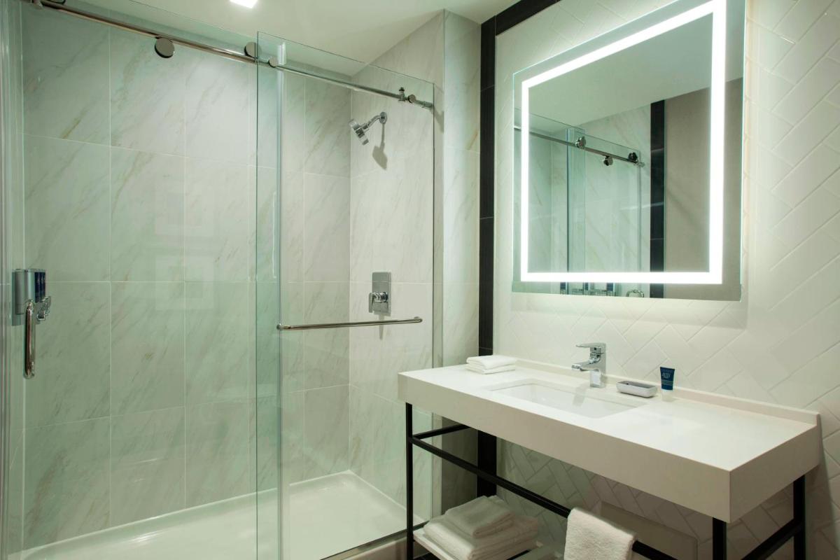 Four Points by Sheraton Manhattan Midtown West - image 2