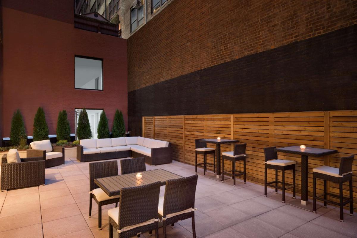 Hilton Garden Inn New York Times Square South - image 3