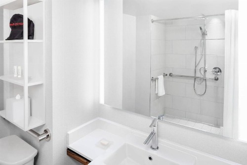 Fairfield Inn & Suites by Marriott New York Manhattan/Times Square South - image 15