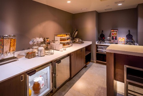 La Quinta by Wyndham Time Square South - image 7