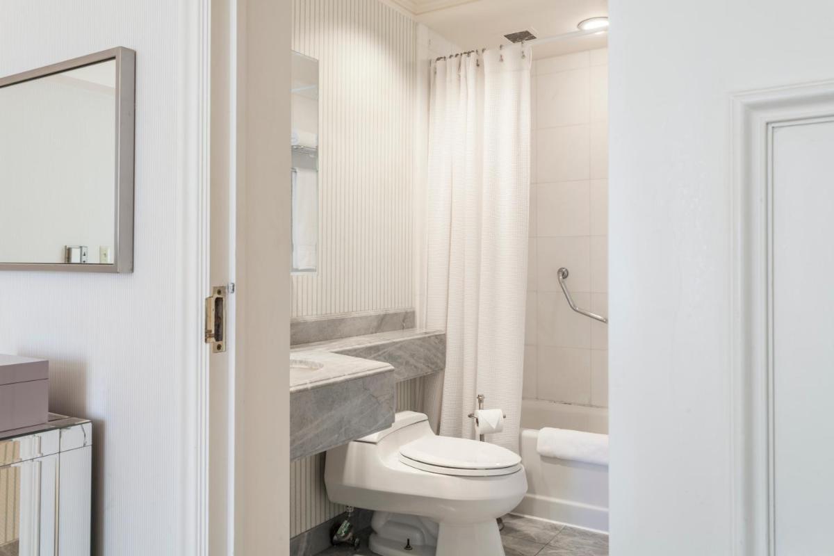 Luxurious Central Park South Two Bedroom Apartment by Lauren Berger Collection - image 4