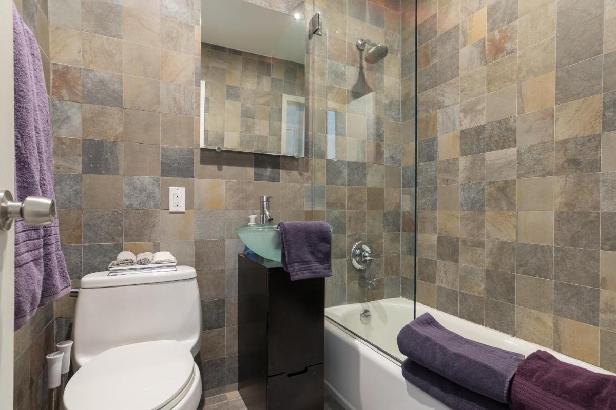 420 Friendly Loft 2 Bedroom Sleeps 6 Grand Central - image 4