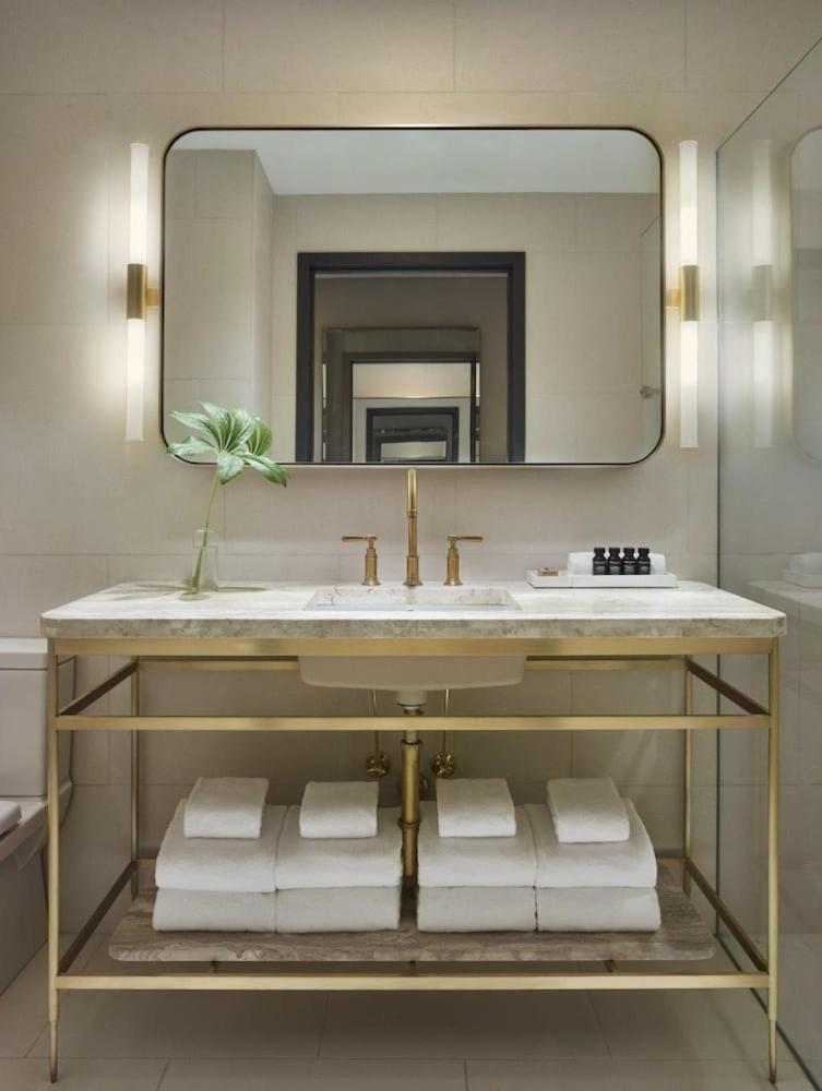 11 Howard by Suiteness - image 7