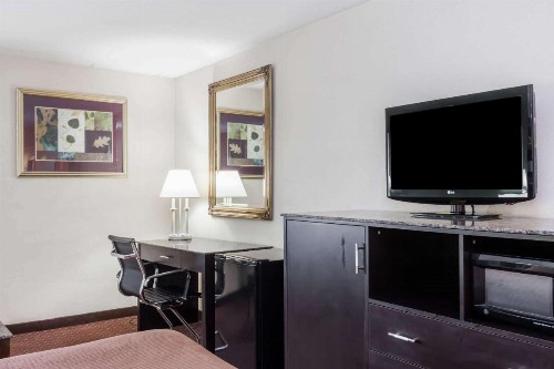 Howard Johnson by Wyndham Newark Airport - image 8