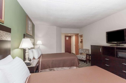 Howard Johnson by Wyndham Newark Airport - image 2