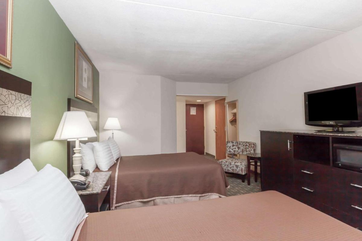 Howard Johnson by Wyndham Newark Airport - image 2