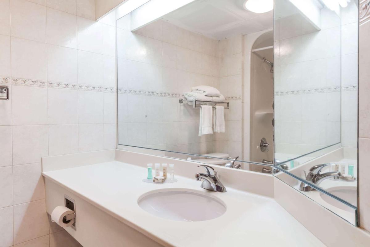 Howard Johnson by Wyndham Newark Airport - image 3