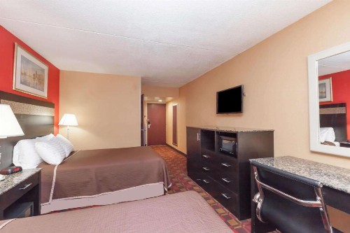 Howard Johnson by Wyndham Newark Airport - image 5