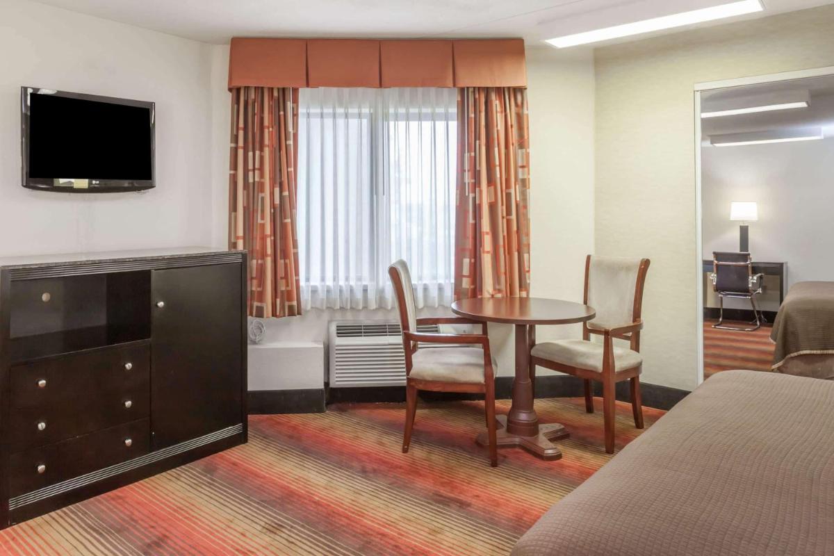 Howard Johnson by Wyndham Newark Airport - image 7