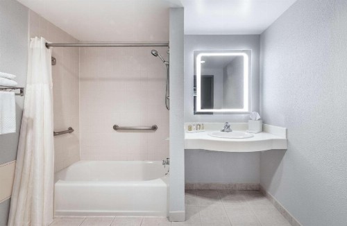 DoubleTree by Hilton Newark Penn Station NJ - image 38