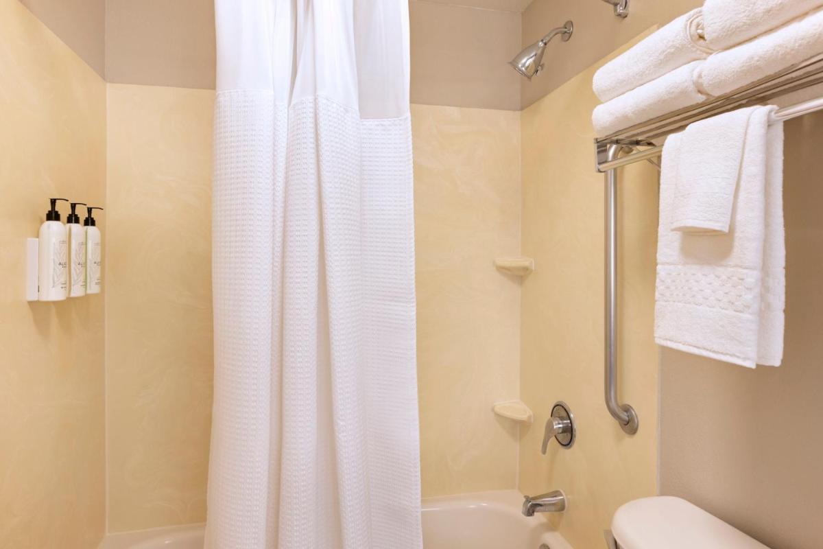 SpringHill Suites by Marriott Newark International Airport - image 4