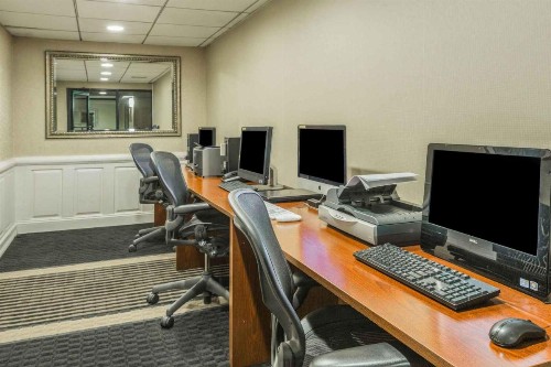 Wyndham Garden Hotel Newark Airport - image 7