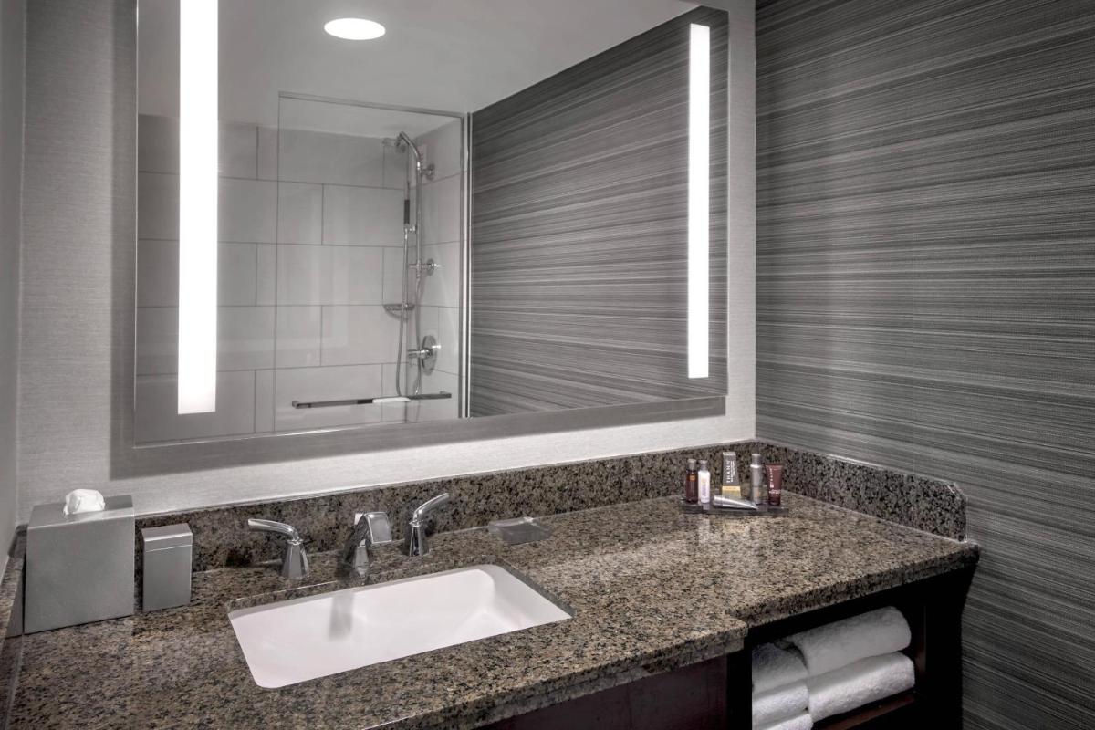 Newark Liberty International Airport Marriott - image 6