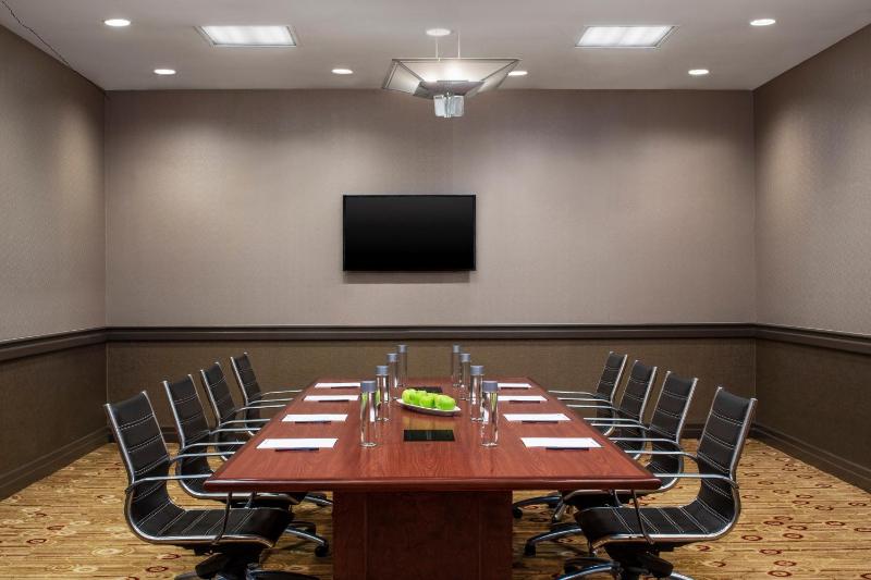 DoubleTree by Hilton Hotel Newark Airport - image 7