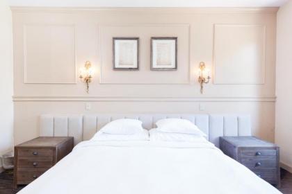 Garrison Inn - image 1
