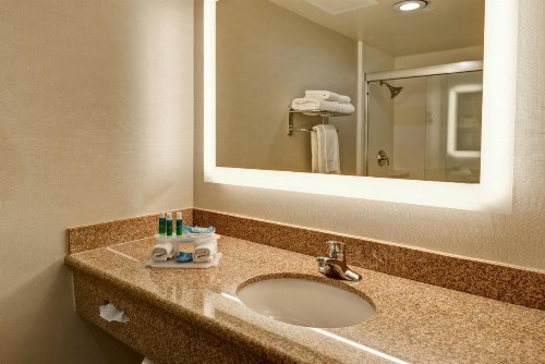 Holiday Inn Express Newport Beach an IHG Hotel - image 30