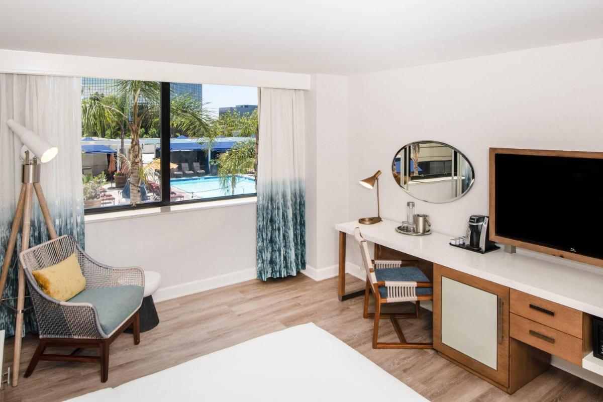 Renaissance Newport Beach Hotel - image 2