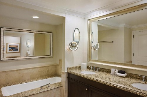 Balboa Bay Resort - image 35
