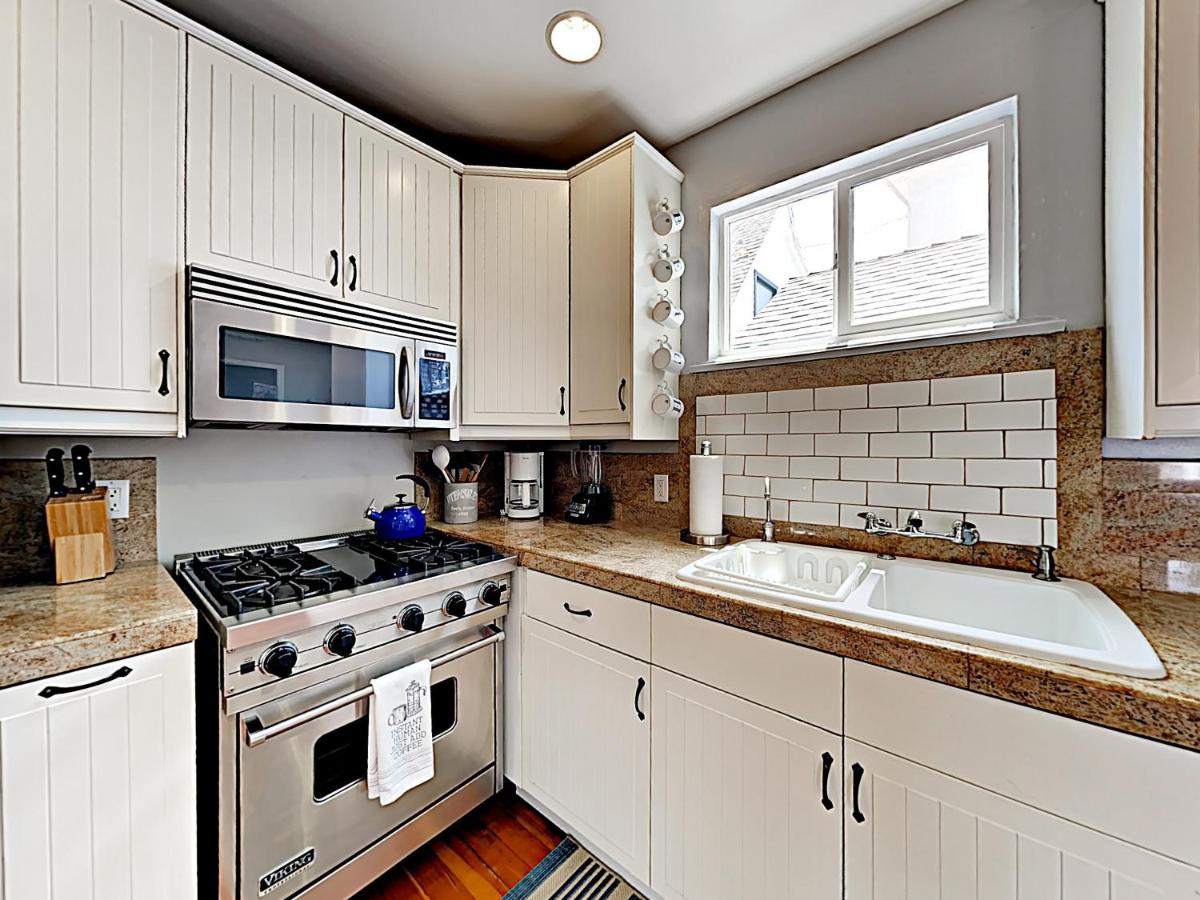Balboa Island Charmer Townhouse - image 7
