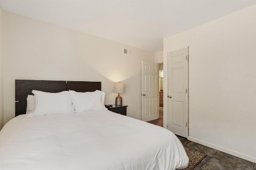 Upper Level Beach Retreat - image 6