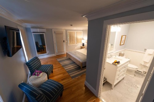 Town & Tide Inn - image 2