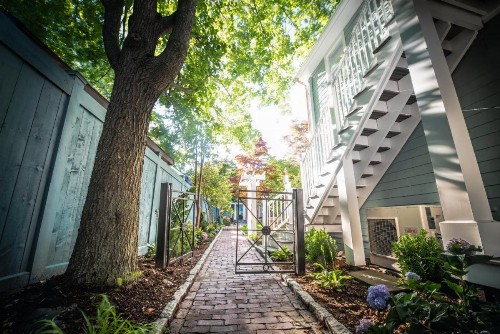 Town & Tide Inn - image 26