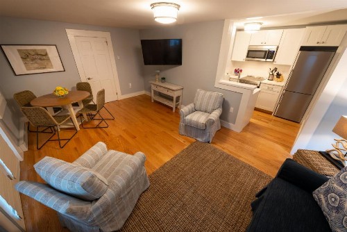 Town & Tide Inn - image 29